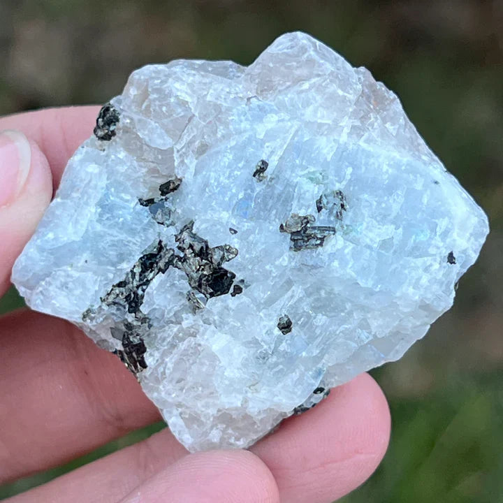 piatra bruta piatra lunii de culoare alb opac cu insertie gri inchis