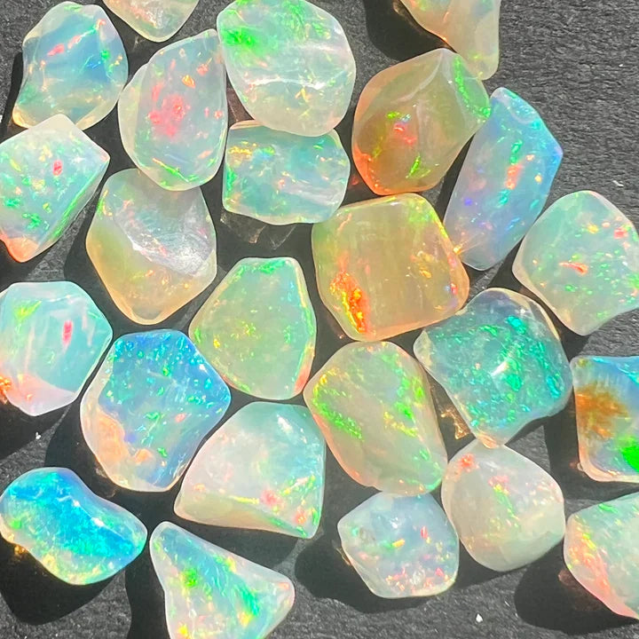 pietre multe mici de opal curcubeu
