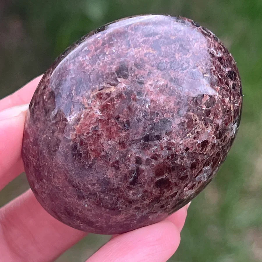 O piatra visinie rosiatica de granat in forma ovala pentru luna de nastere ianuarie 