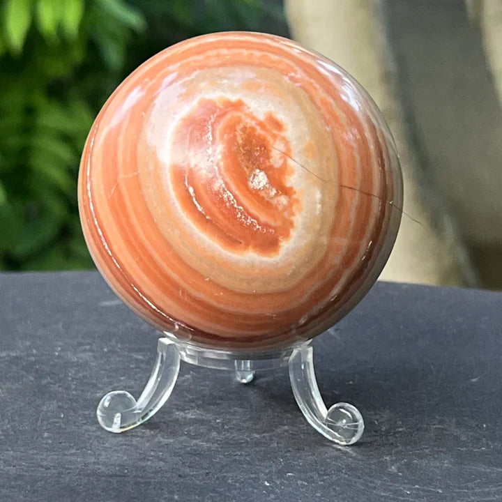 Onix portocaliu natural – sferă cu benzi calde, piatră a curajului, echilibrului și vitalității interioare