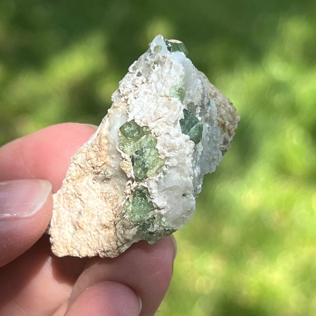Cluster granat verde Demantoid pe matrice – specimen brut din Erongo, Namibia | Model 8, pietre semipretioase - druzy.ro 1 