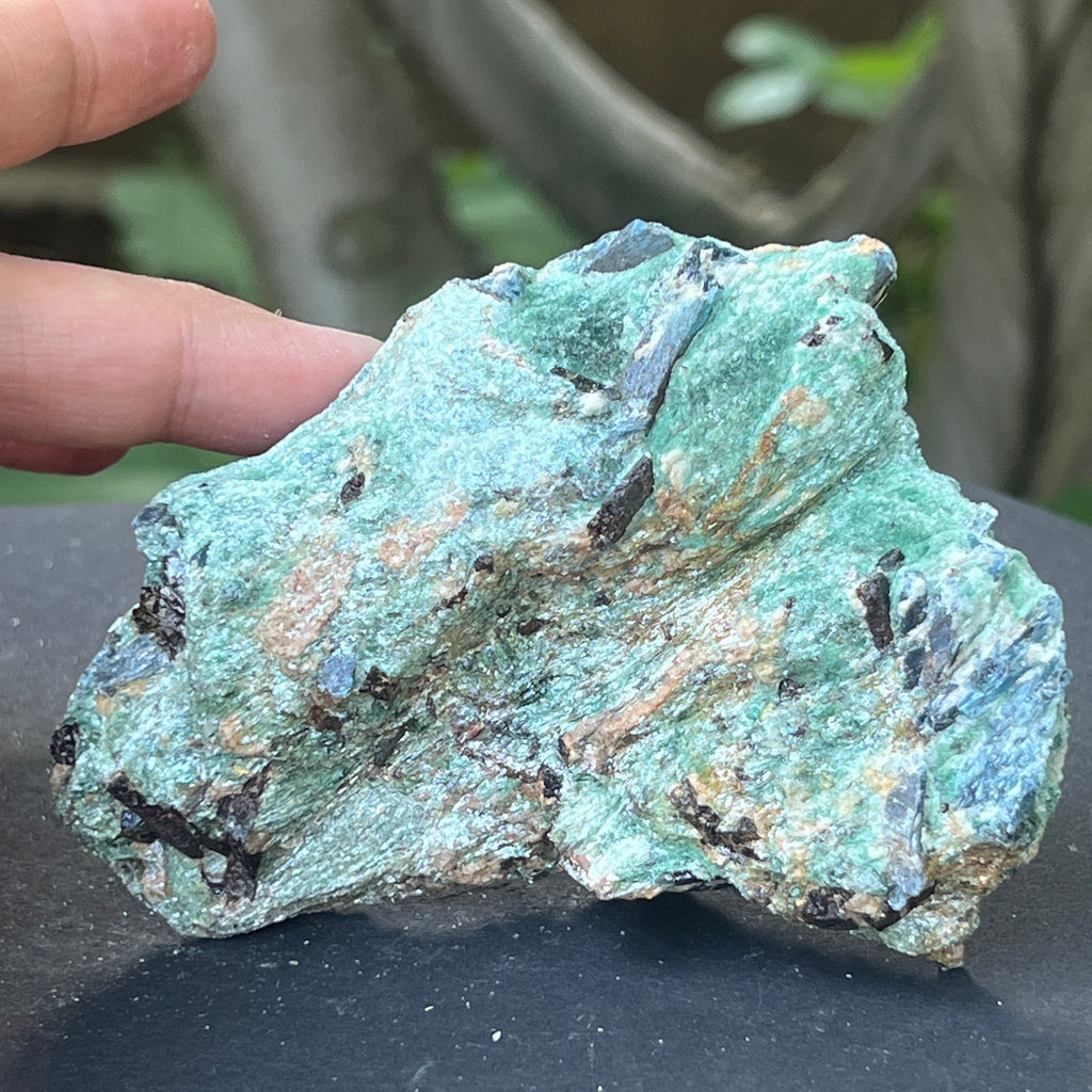 Kianit albastru (cianit) in fucsit piatra bruta | Model 3, pietre semipretioase - druzy.ro 1 