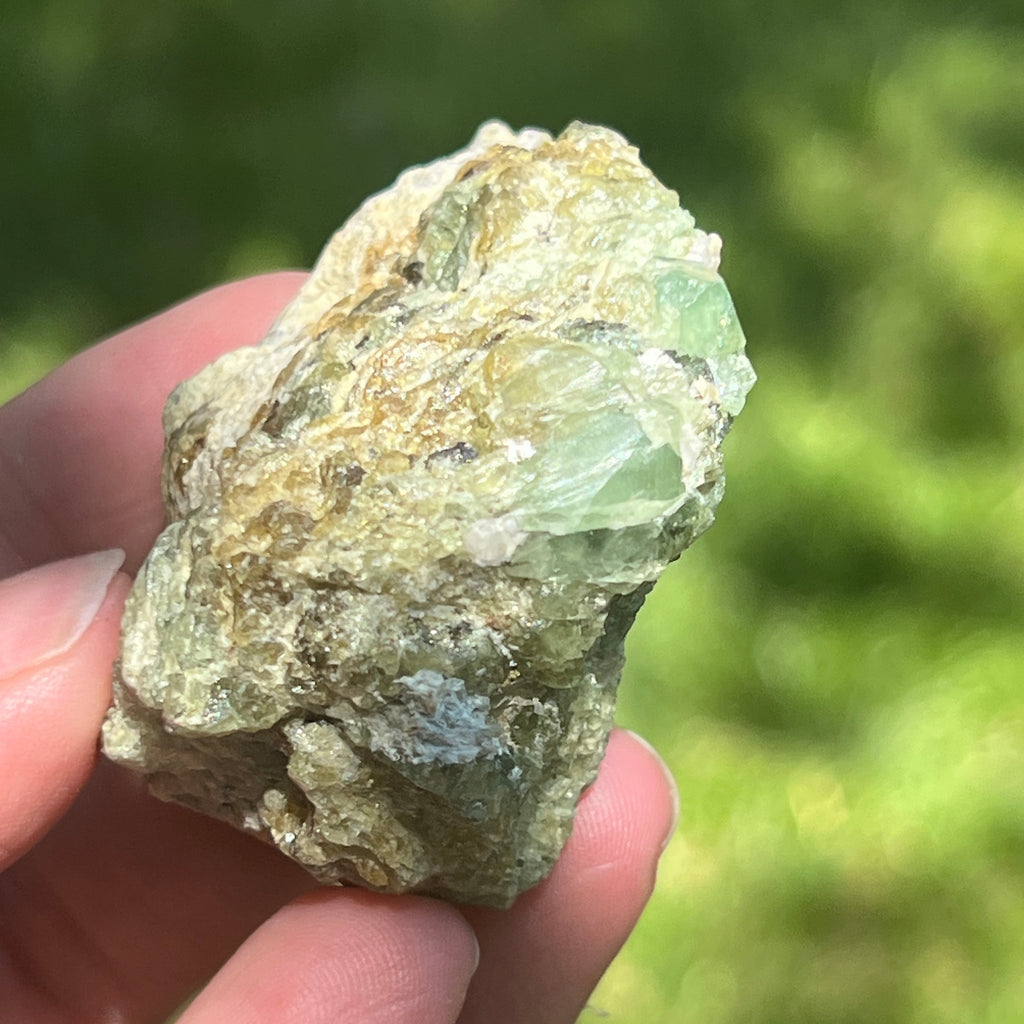 Cluster granat verde Demantoid pe matrice – specimen brut din Erongo, Namibia | Model 1, pietre semipretioase - druzy.ro 4 