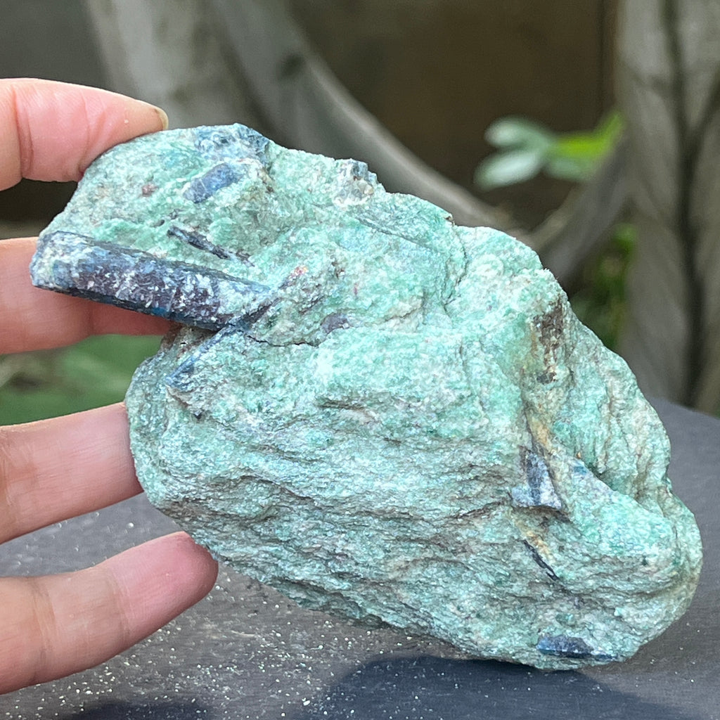 Kianit albastru (cianit) in fucsit piatra bruta | Model 7, pietre semipretioase - druzy.ro 2 
