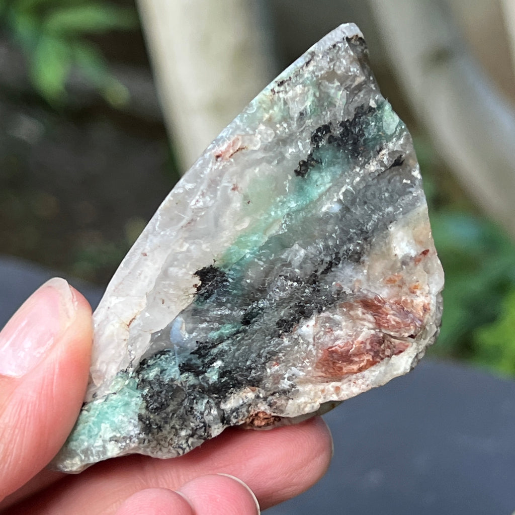 Piatra bruta polista pe o fata de calcedonie cu crom albastru-verzuie din Zimbabwe | Model 6, pietre semipretioase - druzy.ro 2 