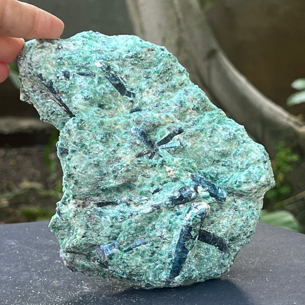 Kianit albastru (cianit) in fucsit piatra bruta | Model 14, pietre semipretioase - druzy.ro 1 