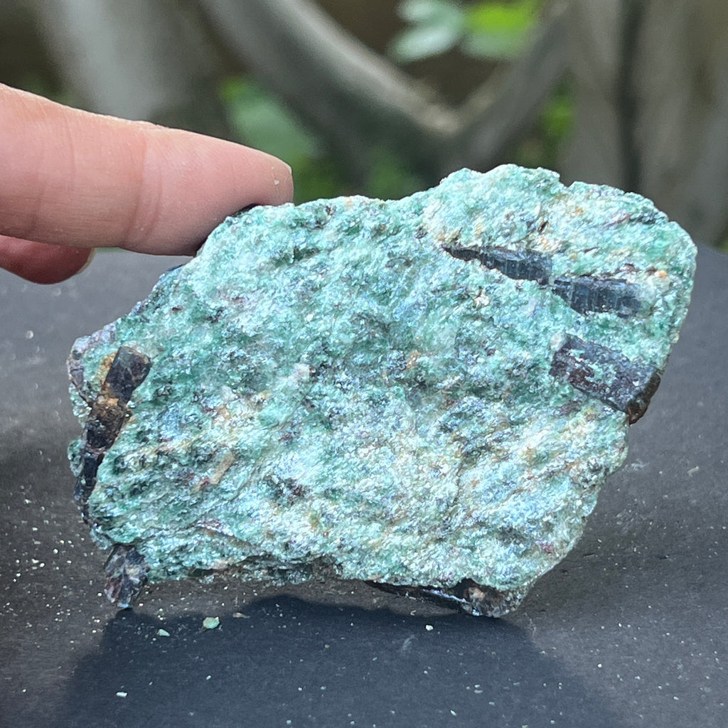 Kianit albastru (cianit) in fucsit piatra bruta | Model 8, pietre semipretioase - druzy.ro 2 
