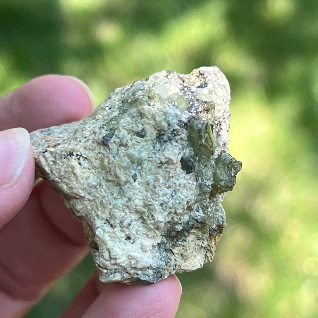 Cluster granat verde Demantoid pe matrice – specimen brut din Erongo, Namibia | Model 9, pietre semipretioase - druzy.ro 4 