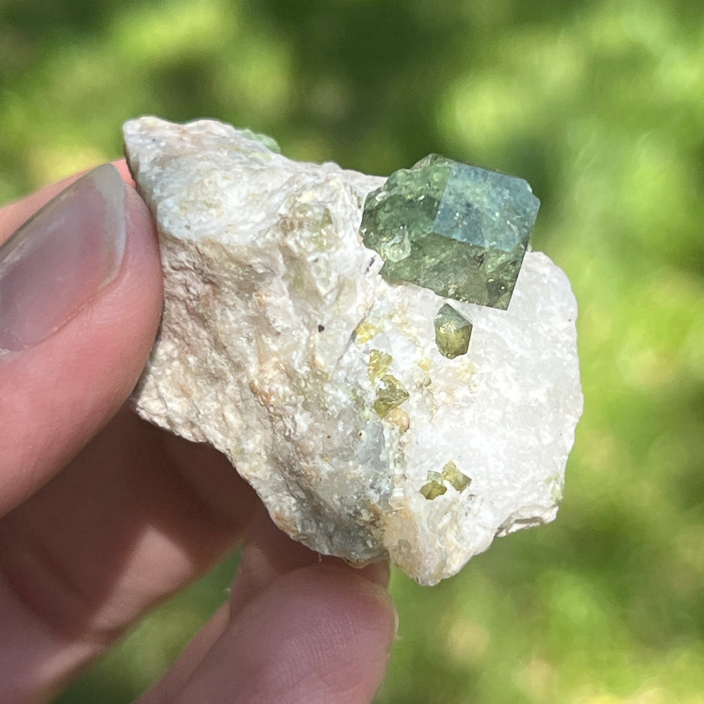 Cluster granat verde Demantoid pe matrice – specimen brut din Erongo, Namibia | Model 3, pietre semipretioase - druzy.ro 1 