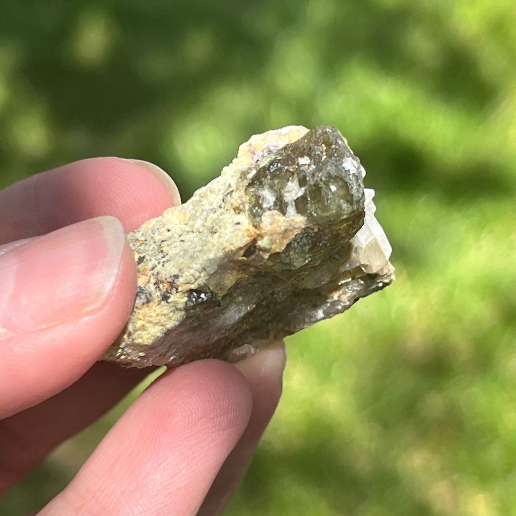 Cluster granat verde Demantoid pe matrice – specimen brut din Erongo, Namibia | Model 5, pietre semipretioase - druzy.ro 5 