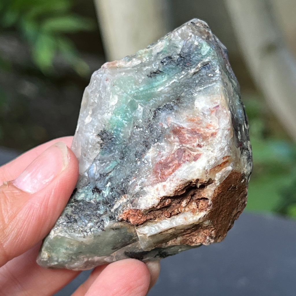 Piatra bruta polista pe o fata de calcedonie cu crom albastru-verzuie din Zimbabwe | Model 6, pietre semipretioase - druzy.ro 3 