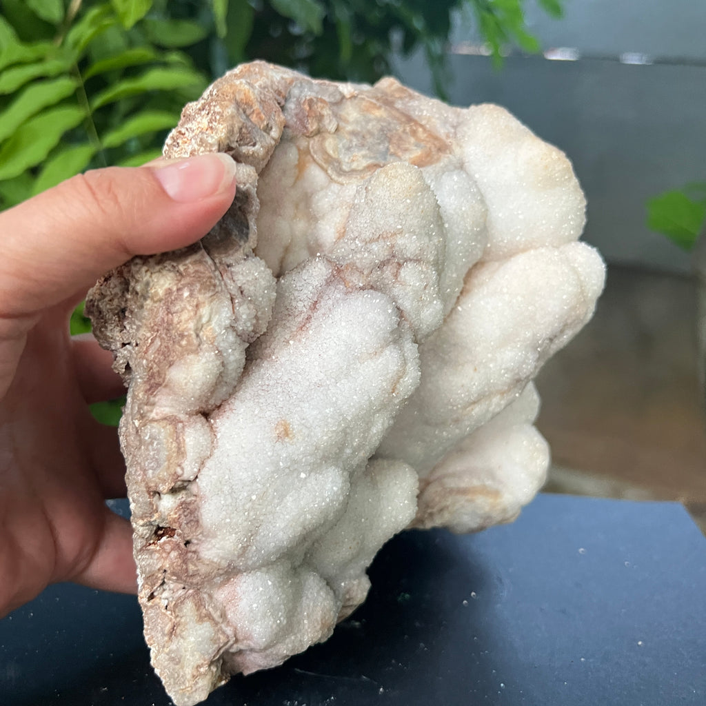 Cuarț botrioidal cu suprafață druzy – sculptură naturală în alb perlat -model 1, pietre semipretioase - druzy.ro 3 