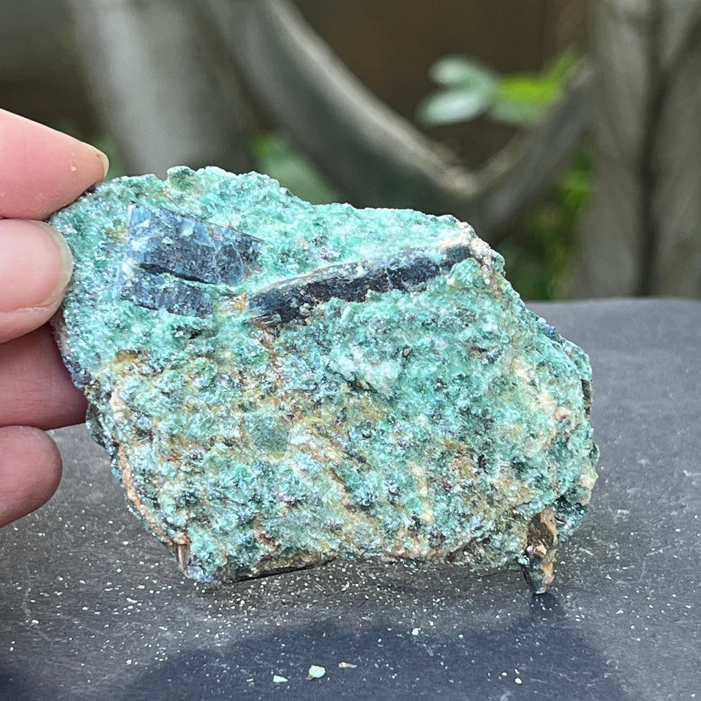 Kianit albastru (cianit) in fucsit piatra bruta | Model 8, pietre semipretioase - druzy.ro 1 