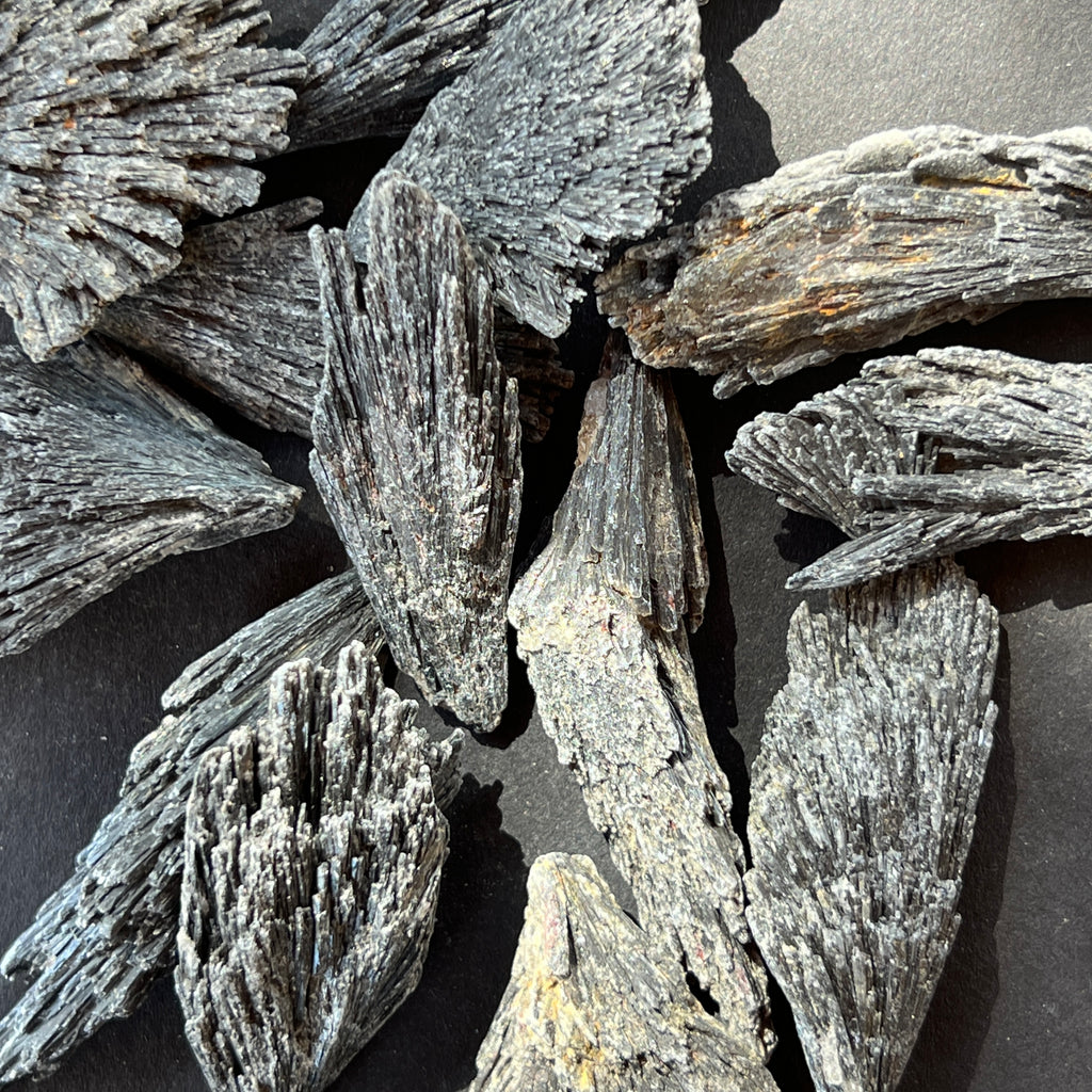 Kianit negru (Cianit) piatra bruta, pietre semipretioase - druzy.ro 12 
