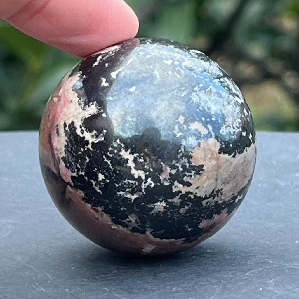 Sfera rodonit Madagascar model 4, pietre semipretioase - druzy.ro 4 