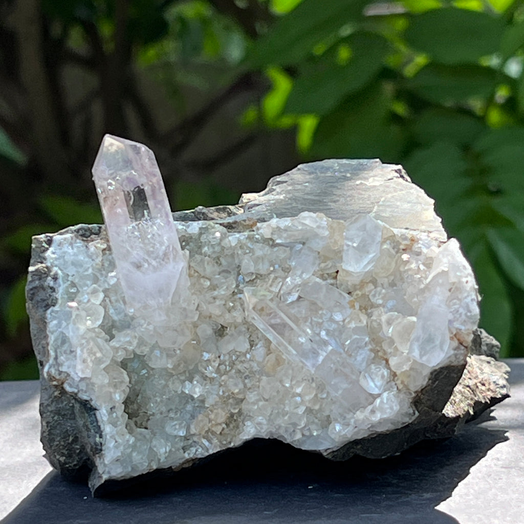 Vârf de cuarț Brandberg în matrice – cristal natural din Namibia | Model 5, pietre semipretioase - druzy.ro 1 
