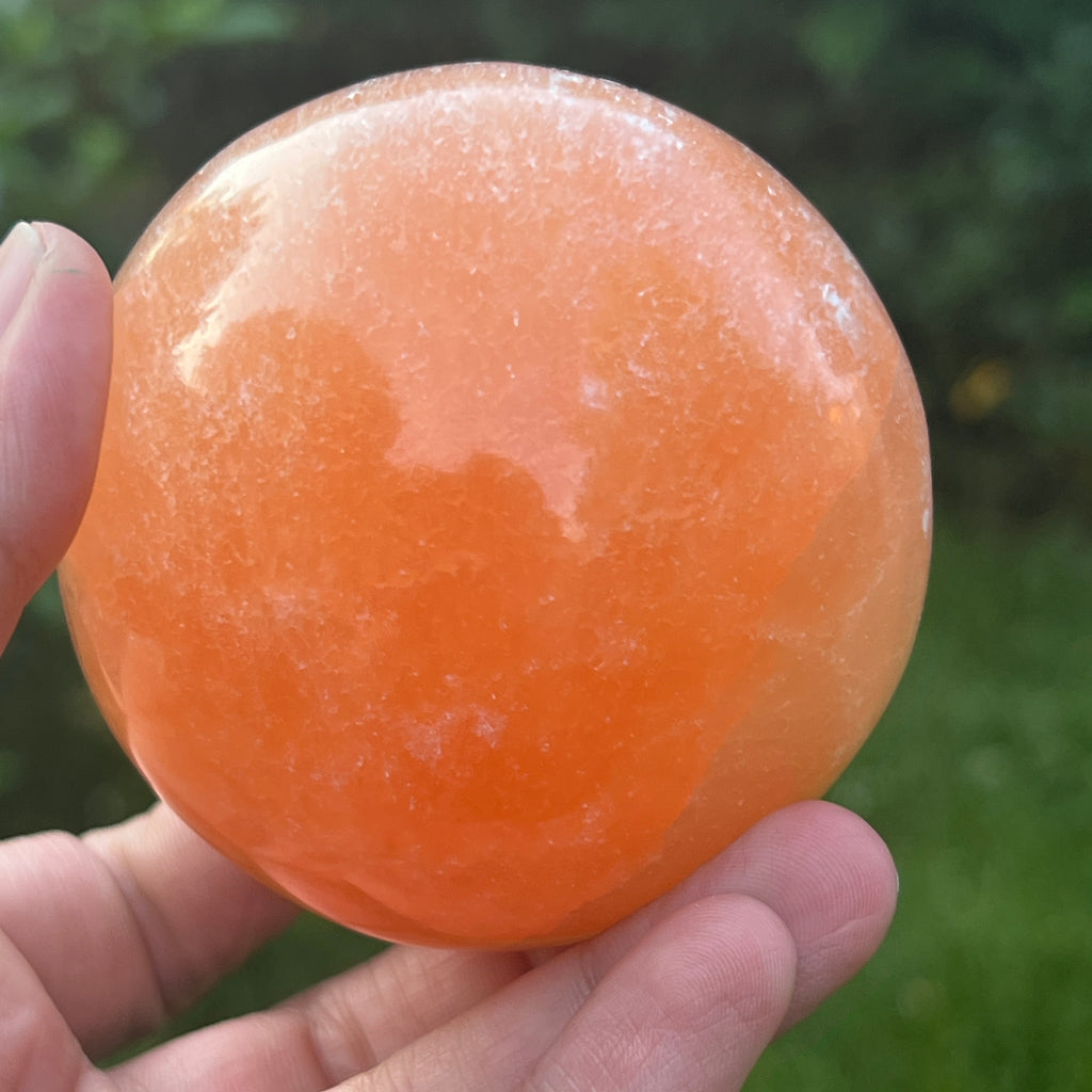 Sfera selenit portocaliu 7 cm, pietre semipretioase - druzy.ro 1 