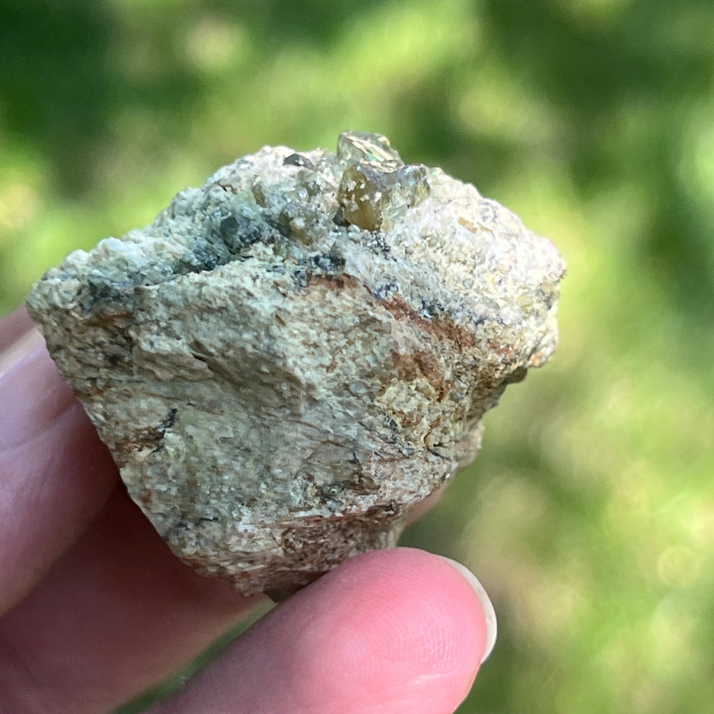 Cluster granat verde Demantoid pe matrice – specimen brut din Erongo, Namibia | Model 9, pietre semipretioase - druzy.ro 2 