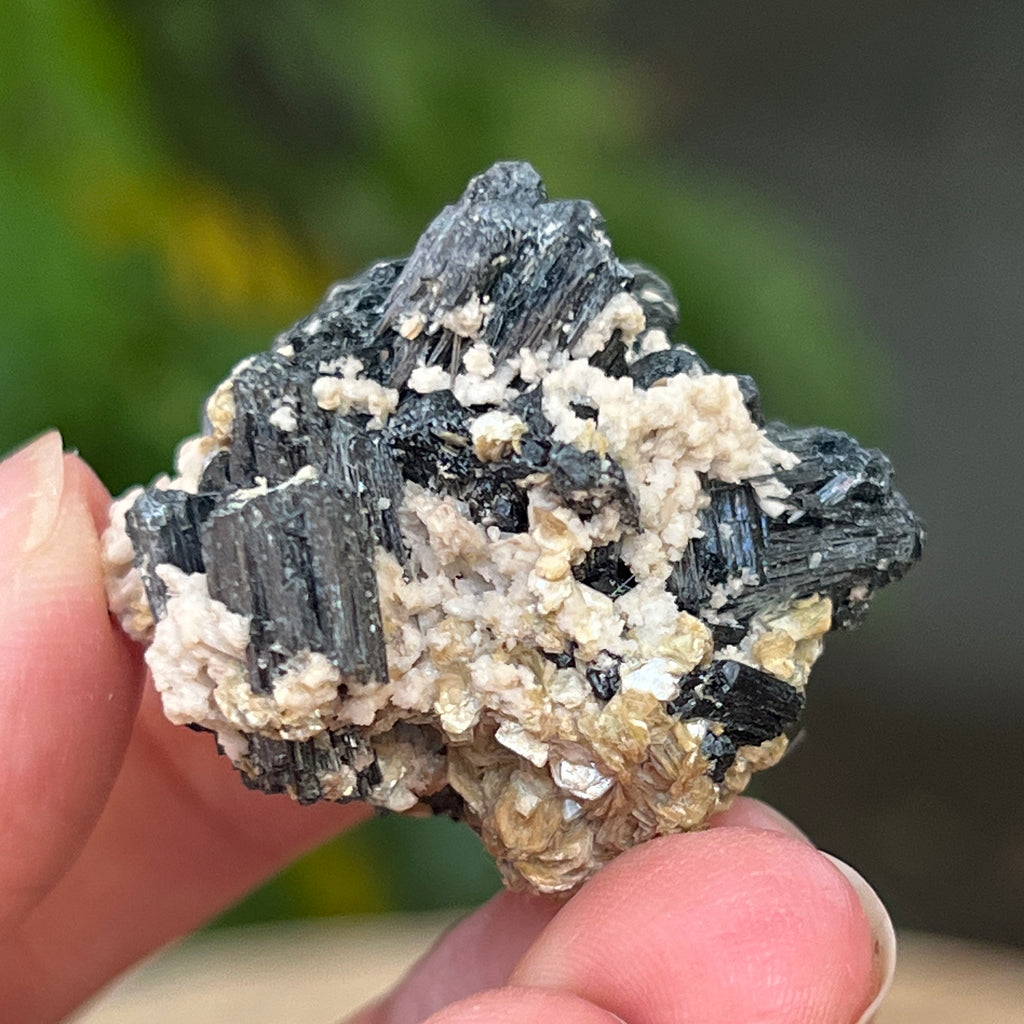 Cluster turmalina neagra cu vermiculita din Erongo m16, pietre semipretioase - druzy.ro 6 