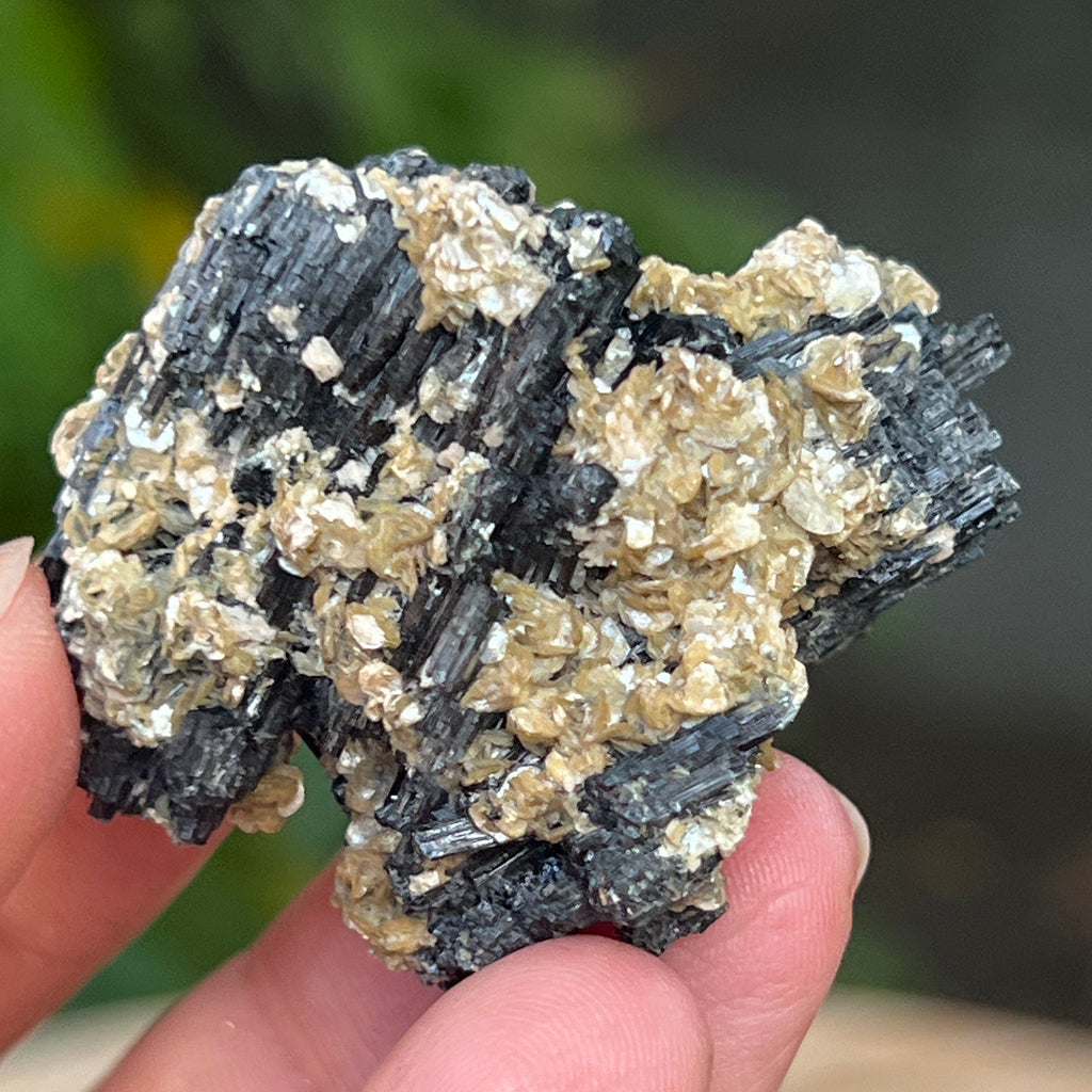 Cluster turmalina neagra cu vermiculita din Erongo m17, pietre semipretioase - druzy.ro 9 