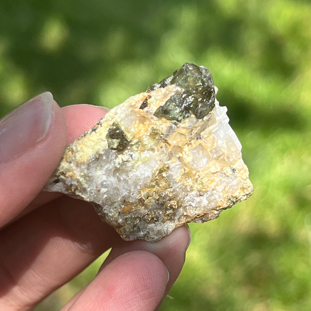 Cluster granat verde Demantoid pe matrice – specimen brut din Erongo, Namibia | Model 5, pietre semipretioase - druzy.ro 7 