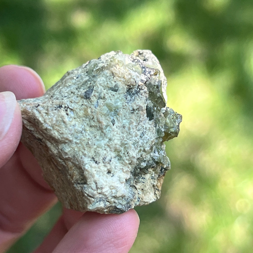 Cluster granat verde Demantoid pe matrice – specimen brut din Erongo, Namibia | Model 9, pietre semipretioase - druzy.ro 3 