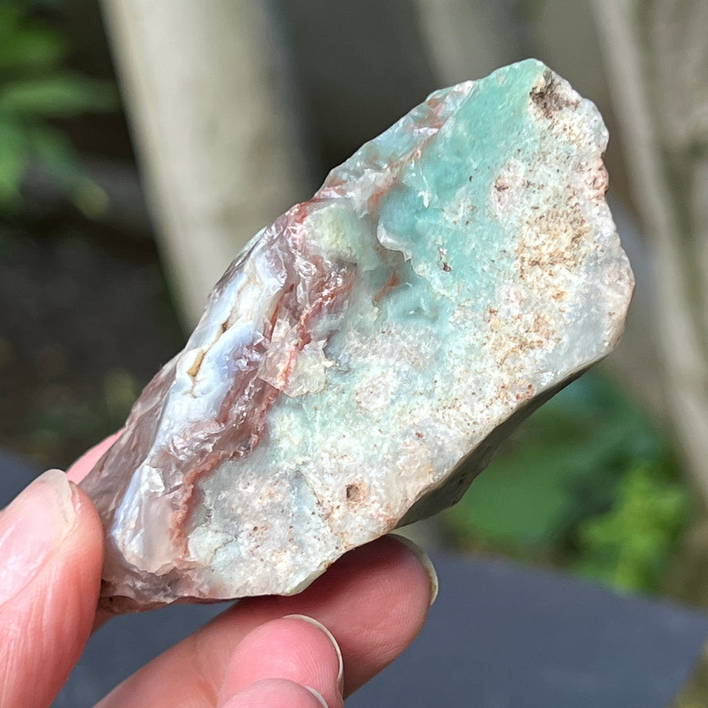 Piatra bruta polista pe o fata de calcedonie cu crom albastru-verzuie din Zimbabwe | Model 5, pietre semipretioase - druzy.ro 2 