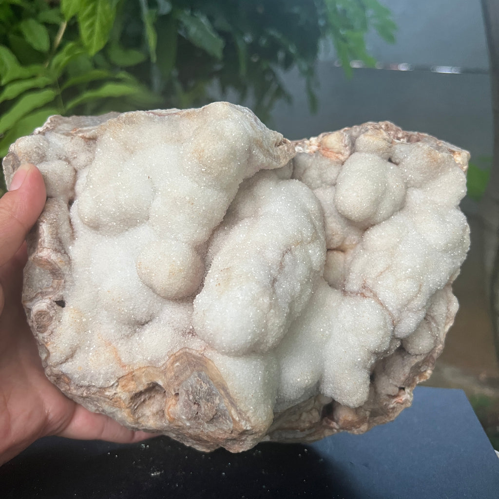 Cuarț botrioidal cu suprafață druzy – sculptură naturală în alb perlat -model 1, pietre semipretioase - druzy.ro 7 