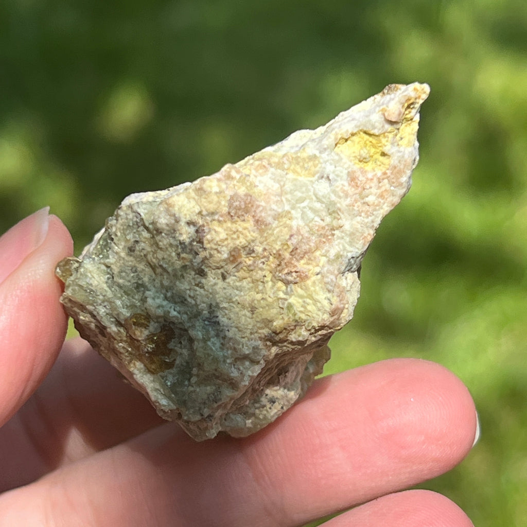 Cluster granat verde Demantoid pe matrice – specimen brut din Erongo, Namibia | Model 1, pietre semipretioase - druzy.ro 5 
