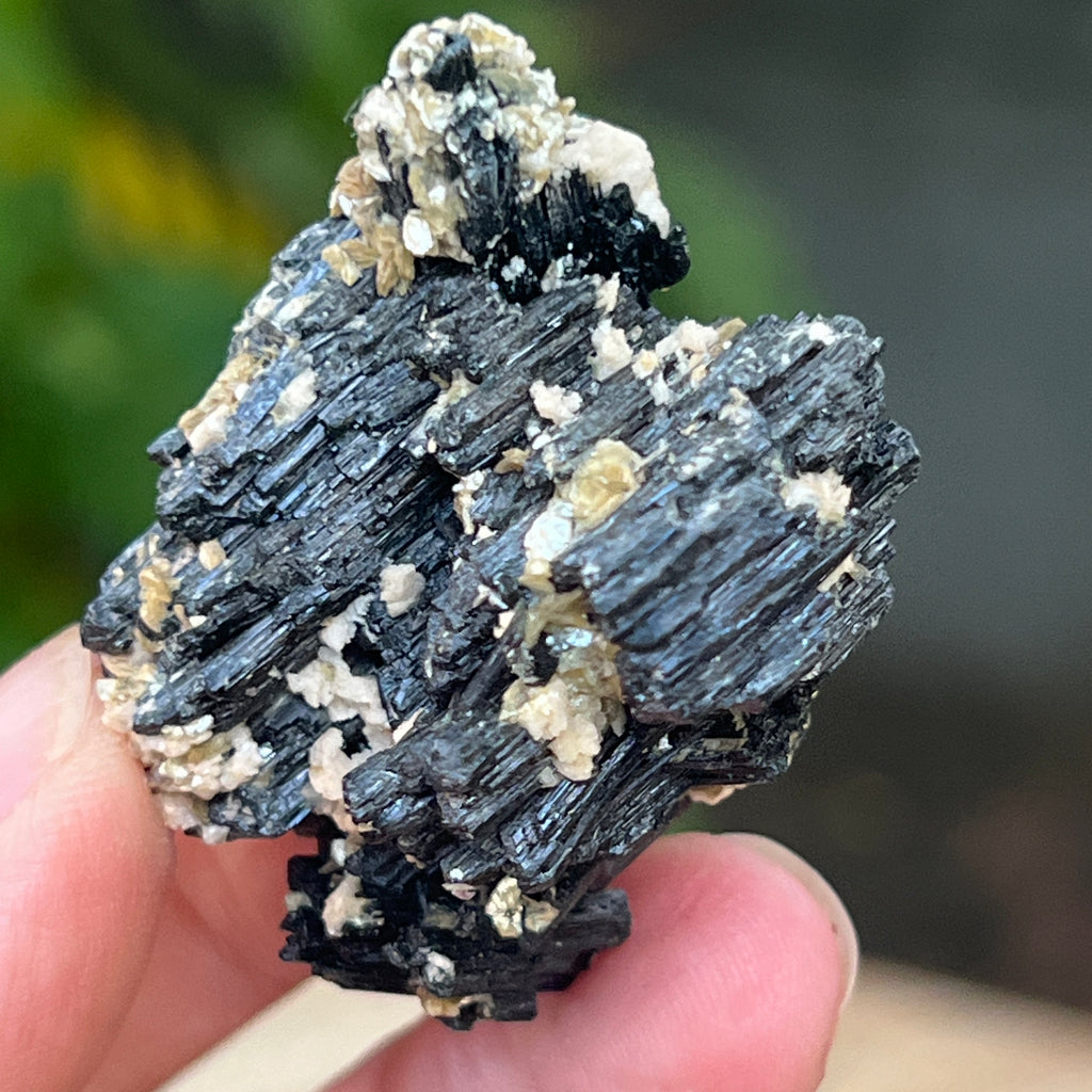 Cluster turmalina neagra cu vermiculita din Erongo m18, pietre semipretioase - druzy.ro 1 