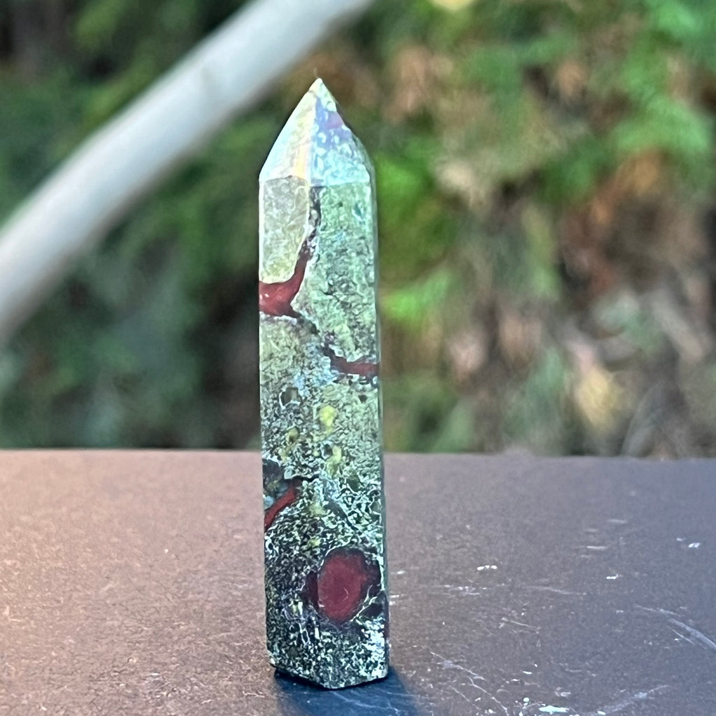 Obelisc mini piatra sangele dragonului (epidot&piedmontit) m7, druzy.ro, cristale 3