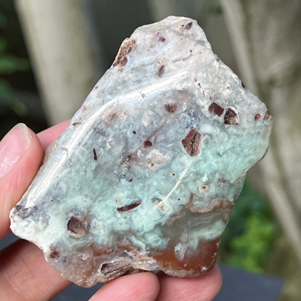 Piatra bruta polista pe o fata de calcedonie cu crom albastru-verzuie din Zimbabwe | Model 4, pietre semipretioase - druzy.ro 1 
