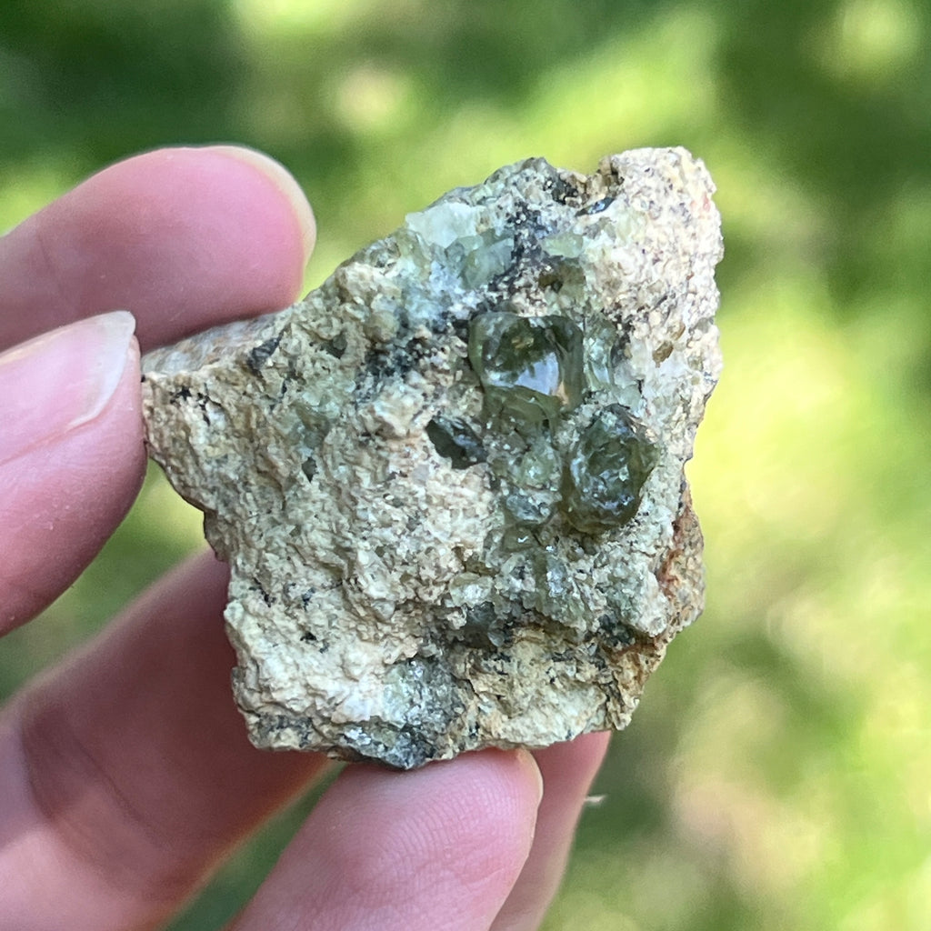 Cluster granat verde Demantoid pe matrice – specimen brut din Erongo, Namibia | Model 9, pietre semipretioase - druzy.ro 1 