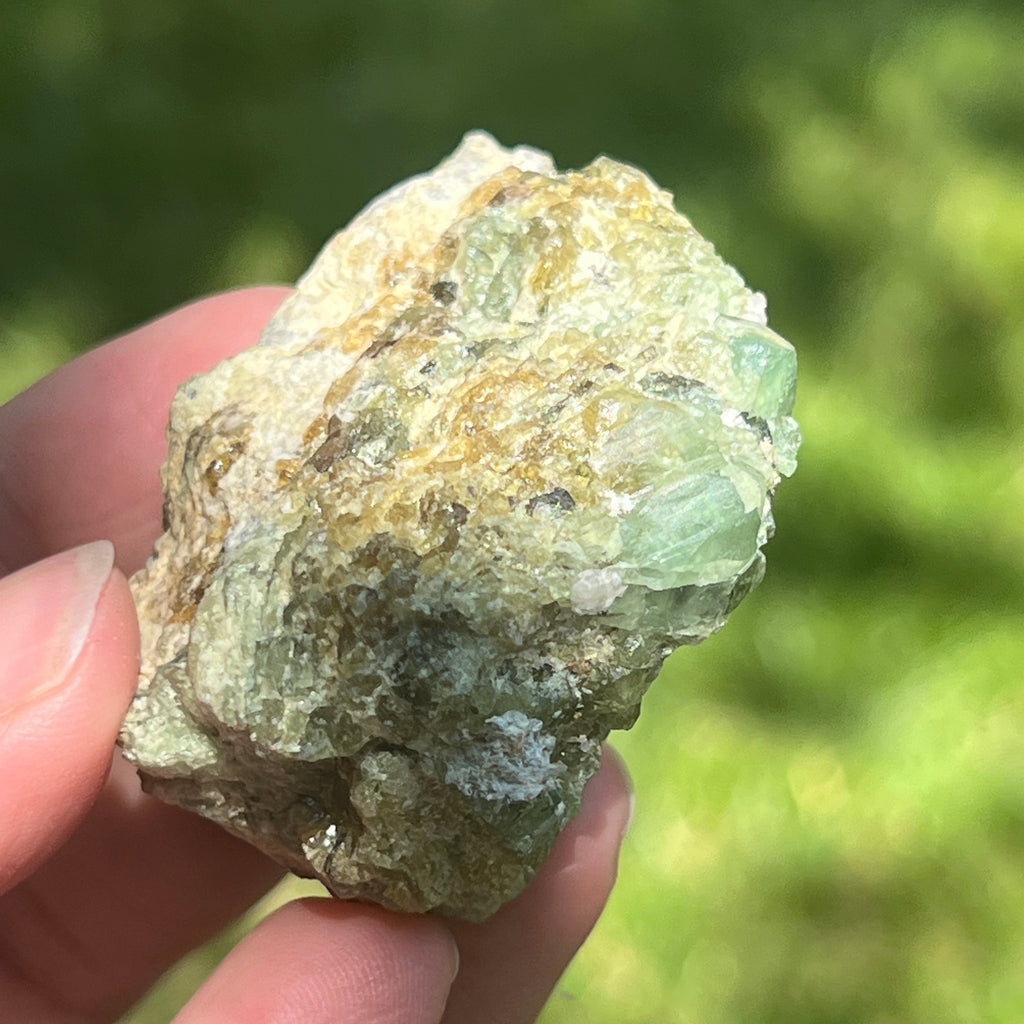 Cluster granat verde Demantoid pe matrice – specimen brut din Erongo, Namibia | Model 1, pietre semipretioase - druzy.ro 3 