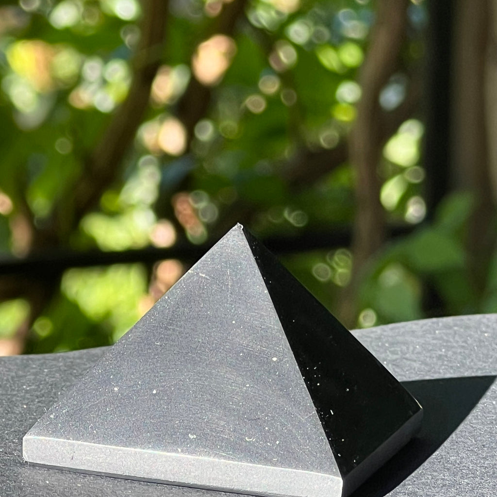 Piramida shungit polisat 6 cm, druzy.ro, pietre semipretioase 2