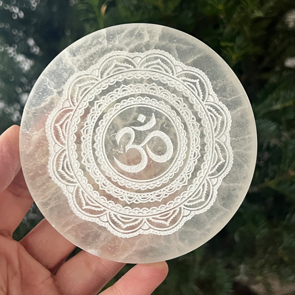 Disc selenit mandala Om | Model 2, pietre semipretioase - druzy.ro 3 