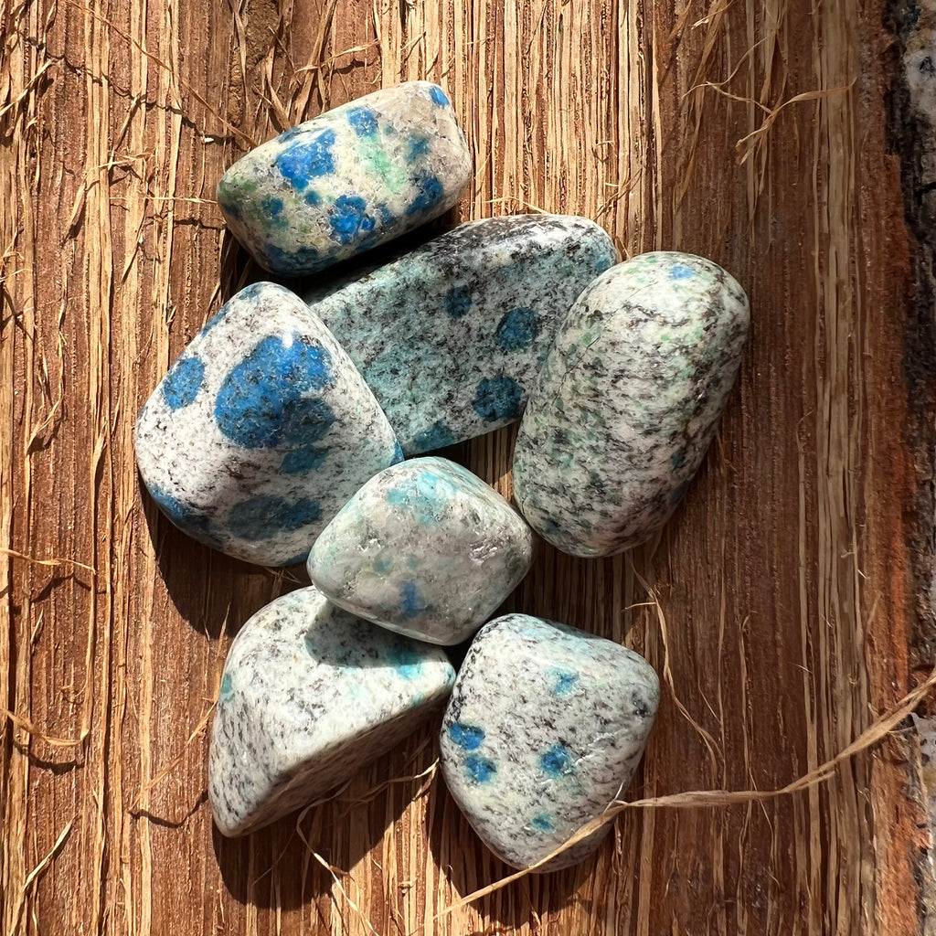 Piatra rulata K2 granit cu azurit mini, druzy.ro, cristale 3
