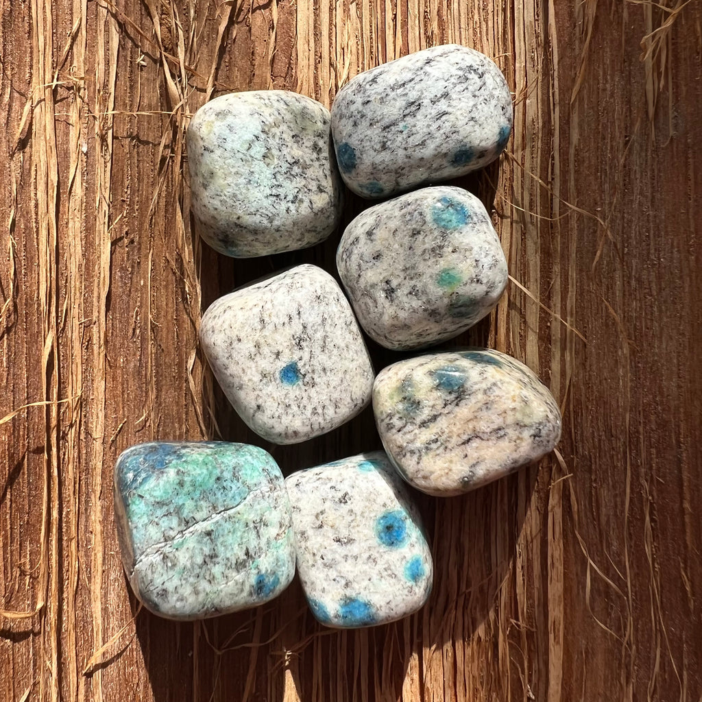Piatra rulata K2 granit cu azurit mini, druzy.ro, cristale 2