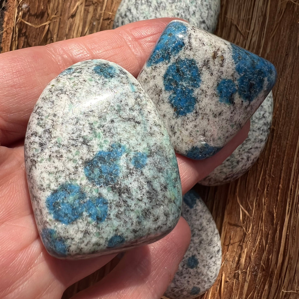Piatra rulata  K2 Granit cu azurit 3.5 -4.5 cm, druzy.ro, cristale 10